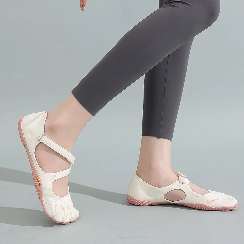 Segmented Fastened Split Treaded Fitted Shoes