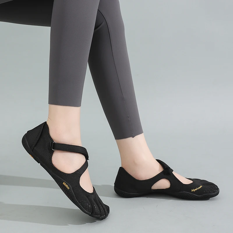 Segmented Fastened Split Treaded Fitted Shoes